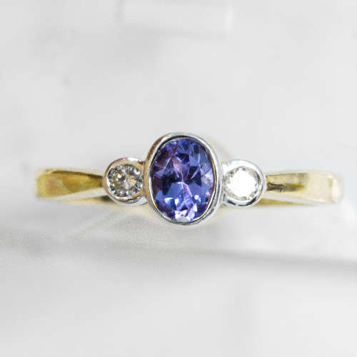 CONTEMPORARY DESIGN TANZANITE AND DIAMOND 9CT YELLOW and WHITE GOLD RING VALUATION CERT R18`000