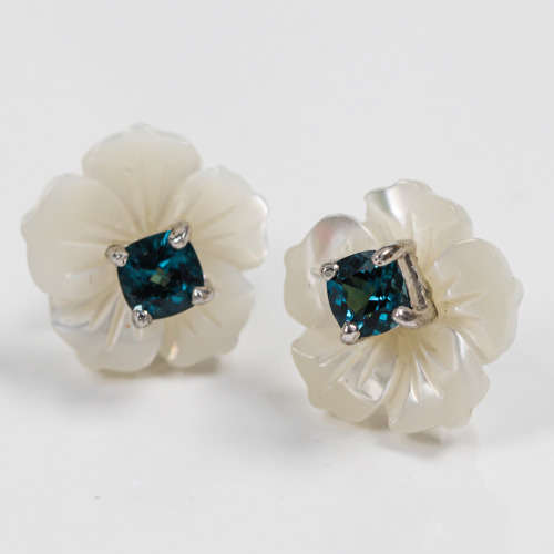 CONTEMPORARY DESIGN NATURAL `LONDON BLUE` TOPAZ & MOTHER OF PEARL STERLING SILVER STUD EARRINGS. 925