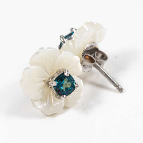 CONTEMPORARY DESIGN NATURAL `LONDON BLUE` TOPAZ & MOTHER OF PEARL STERLING SILVER STUD EARRINGS. 925