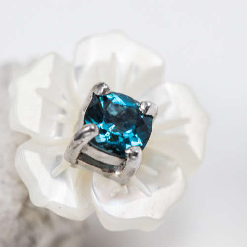 CONTEMPORARY DESIGN NATURAL `LONDON BLUE` TOPAZ & MOTHER OF PEARL STERLING SILVER STUD EARRINGS. 925