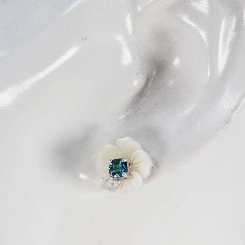 CONTEMPORARY DESIGN NATURAL `LONDON BLUE` TOPAZ & MOTHER OF PEARL STERLING SILVER STUD EARRINGS. 925