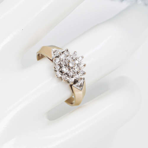 CLASSIC VINTAGE DIAMOND CLUSTER RING IN 9CT YELLOW & WHITE GOLD. *JEWELLER EVAL. CERT. R18`500*