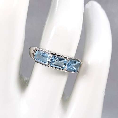 ENGLISH HALLMARKED NATURAL AQUAMARINE 9CT WHITE GOLD RING. EMERALD CUT