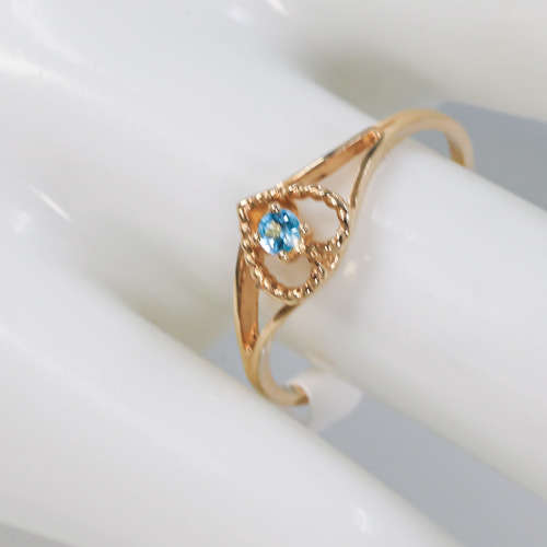 DAINTY VINTAGE SKY BLUE TOPAZ 9CT YELLOW GOLD RING WITH OPENWORK FEATURE. ENGLISH HALLMARKED!