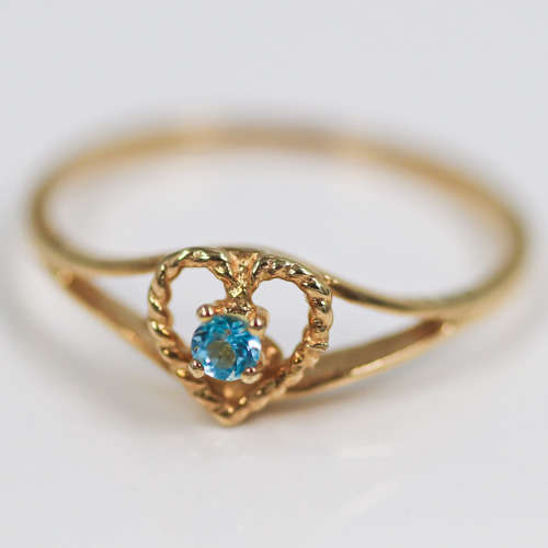 DAINTY VINTAGE SKY BLUE TOPAZ 9CT YELLOW GOLD RING WITH OPENWORK FEATURE. ENGLISH HALLMARKED!