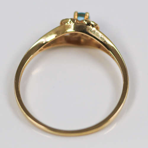 DAINTY VINTAGE SKY BLUE TOPAZ 9CT YELLOW GOLD RING WITH OPENWORK FEATURE. ENGLISH HALLMARKED!