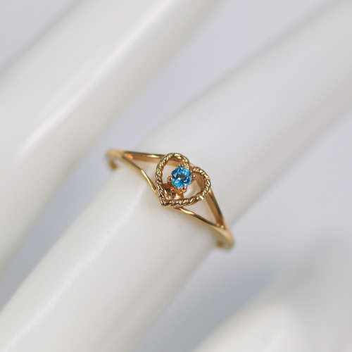 DAINTY VINTAGE SKY BLUE TOPAZ 9CT YELLOW GOLD RING WITH OPENWORK FEATURE. ENGLISH HALLMARKED!