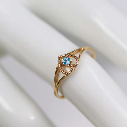 DAINTY VINTAGE SKY BLUE TOPAZ 9CT YELLOW GOLD RING WITH OPENWORK FEATURE. ENGLISH HALLMARKED!