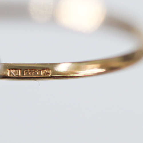 DAINTY VINTAGE SKY BLUE TOPAZ 9CT YELLOW GOLD RING WITH OPENWORK FEATURE. ENGLISH HALLMARKED!