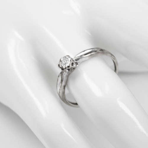 CLASSIC VINTAGE DIAMOND SOLITAIRE 9CT WHITE GOLD RING. * INDEPENDENT JEWELLER VALUATION R10`000 *