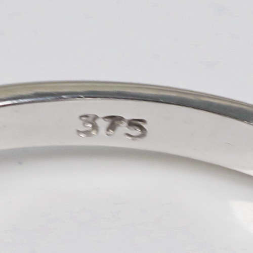 BEAUTIFUL DEEP ROYAL PURPLE AMETHYST AND DIAMOND 9CT WHITE GOLD DAINTY RING. 375