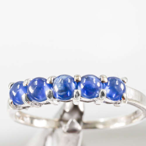 STRIKING VINTAGE SAPPHIRE 9CT WHITE GOLD RING. 375. ENGLISH HALLMARKS