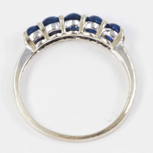 STRIKING VINTAGE SAPPHIRE 9CT WHITE GOLD RING. 375. ENGLISH HALLMARKS