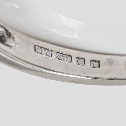 STRIKING VINTAGE SAPPHIRE 9CT WHITE GOLD RING. 375. ENGLISH HALLMARKS