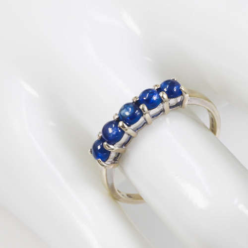 STRIKING VINTAGE SAPPHIRE 9CT WHITE GOLD RING. 375. ENGLISH HALLMARKS