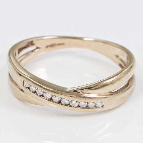CLASSIC DIAMOND CROSSOVER 9CT YELLOW GOLD RING. 375. ENGLISH HALLMARKS