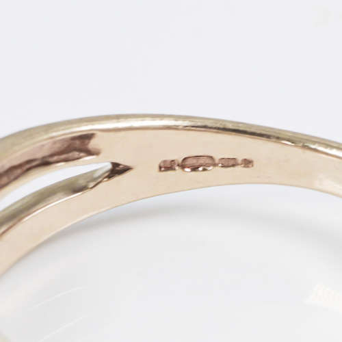 CLASSIC DIAMOND CROSSOVER 9CT YELLOW GOLD RING. 375. ENGLISH HALLMARKS