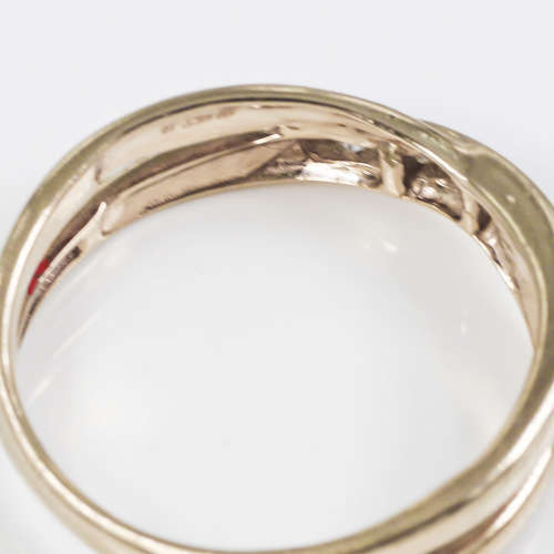 CLASSIC DIAMOND CROSSOVER 9CT YELLOW GOLD RING. 375. ENGLISH HALLMARKS