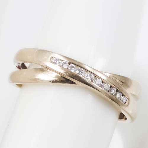 CLASSIC DIAMOND CROSSOVER 9CT YELLOW GOLD RING. 375. ENGLISH HALLMARKS