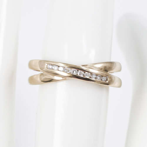CLASSIC DIAMOND CROSSOVER 9CT YELLOW GOLD RING. 375. ENGLISH HALLMARKS