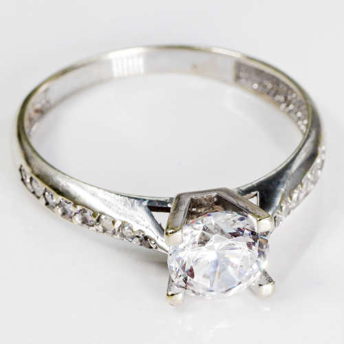 ELEGANT 9CT WHITE GOLD RING ENGLISH HALLMARK CUBIC ZIRCONIA RING W/ *JEWELLER EVALUATION R6`500 *