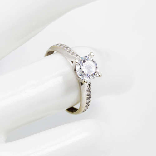 ELEGANT 9CT WHITE GOLD RING ENGLISH HALLMARK CUBIC ZIRCONIA RING W/ *JEWELLER EVALUATION R6`500 *