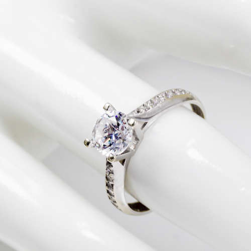 ELEGANT 9CT WHITE GOLD RING ENGLISH HALLMARK CUBIC ZIRCONIA RING W/ *JEWELLER EVALUATION R6`500 *