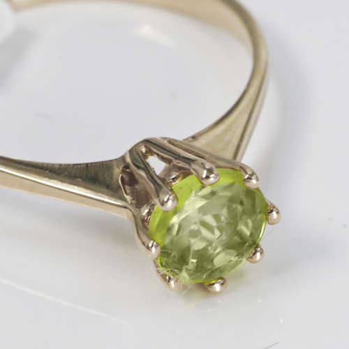 CLASSIC PERIDOT SOLITAIRE 9CT YELLOW GOLD RING. 0,54 CARAT PERIDOT. 375.