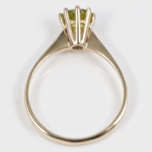 CLASSIC PERIDOT SOLITAIRE 9CT YELLOW GOLD RING. 0,54 CARAT PERIDOT. 375.
