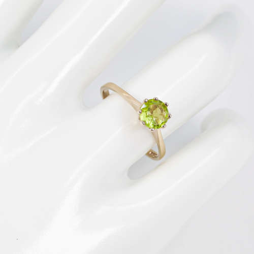 CLASSIC PERIDOT SOLITAIRE 9CT YELLOW GOLD RING. 0,54 CARAT PERIDOT. 375.