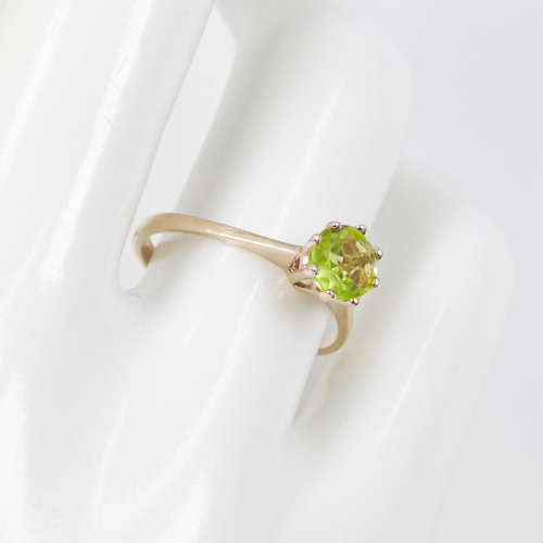 CLASSIC PERIDOT SOLITAIRE 9CT YELLOW GOLD RING. 0,54 CARAT PERIDOT. 375.