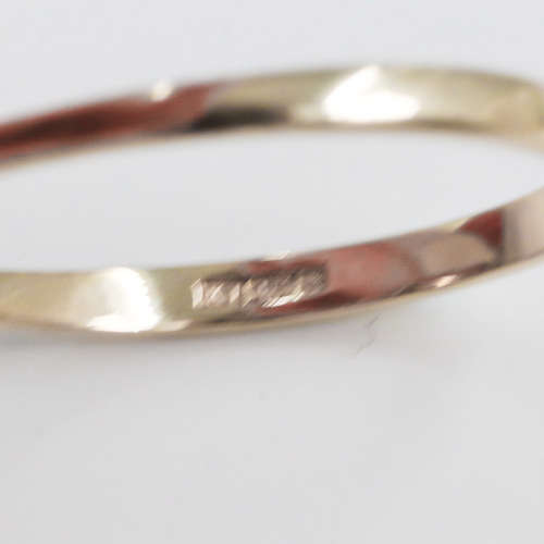 CLASSIC PERIDOT SOLITAIRE 9CT YELLOW GOLD RING. 0,54 CARAT PERIDOT. 375.