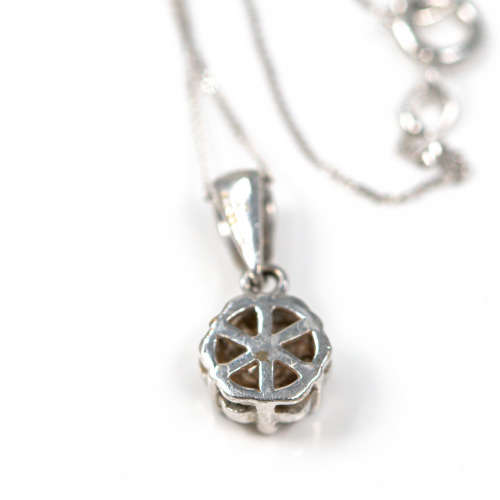 PRETTY VINTAGE DIAMOND 9CT WHITE GOLD PENDANT ON A 40CM WHITE GOLD CHAIN. 375