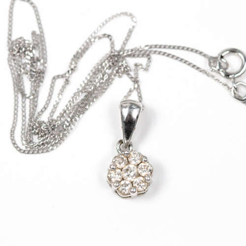 PRETTY VINTAGE DIAMOND 9CT WHITE GOLD PENDANT ON A 40CM WHITE GOLD CHAIN. 375