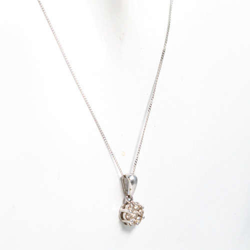 PRETTY VINTAGE DIAMOND 9CT WHITE GOLD PENDANT ON A 40CM WHITE GOLD CHAIN. 375