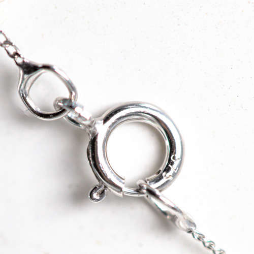 PRETTY VINTAGE DIAMOND 9CT WHITE GOLD PENDANT ON A 40CM WHITE GOLD CHAIN. 375