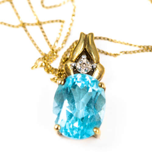 SKY BLUE TOPAZ & DIAMOND PENDANT NECKLACE IN 9CT YELLOW GOLD. *JEWELLER EVAL. CERT. R15`000*