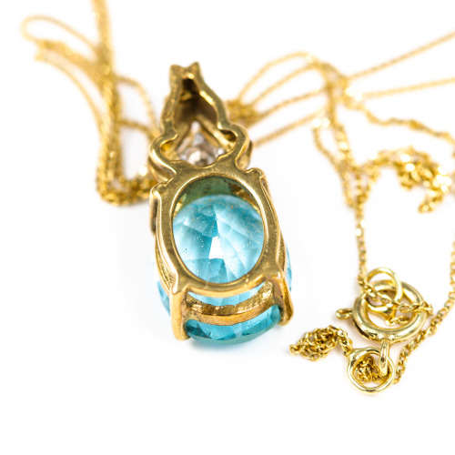 SKY BLUE TOPAZ & DIAMOND PENDANT NECKLACE IN 9CT YELLOW GOLD. *JEWELLER EVAL. CERT. R15`000*