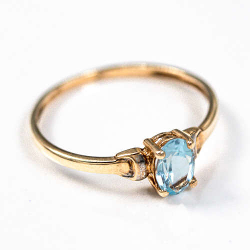 PRETTY BRIGHT SKY BLUE TOPAZ SOLITAIRE 9CT YELLOW GOLD RING WITH WHITE GOLD ACCENTS. 375