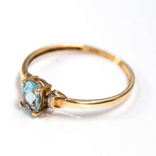 PRETTY BRIGHT SKY BLUE TOPAZ SOLITAIRE 9CT YELLOW GOLD RING WITH WHITE GOLD ACCENTS. 375