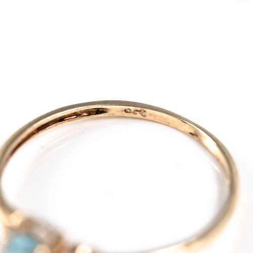 PRETTY BRIGHT SKY BLUE TOPAZ SOLITAIRE 9CT YELLOW GOLD RING WITH WHITE GOLD ACCENTS. 375
