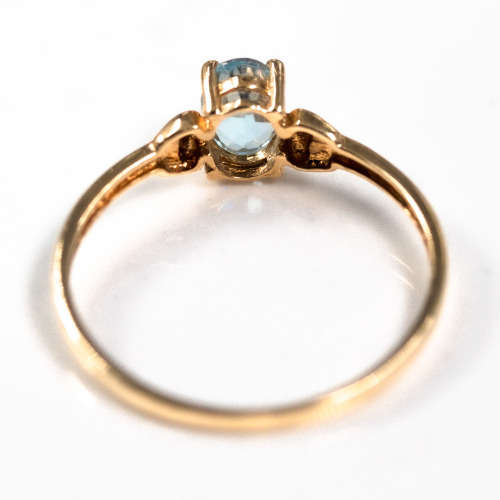 PRETTY BRIGHT SKY BLUE TOPAZ SOLITAIRE 9CT YELLOW GOLD RING WITH WHITE GOLD ACCENTS. 375