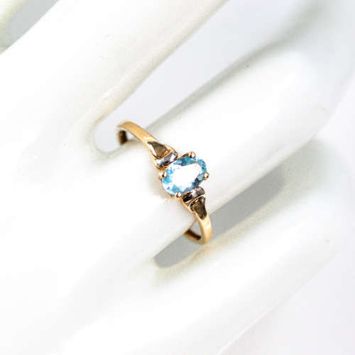 PRETTY BRIGHT SKY BLUE TOPAZ SOLITAIRE 9CT YELLOW GOLD RING WITH WHITE GOLD ACCENTS. 375