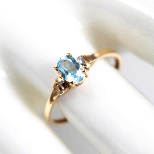 PRETTY BRIGHT SKY BLUE TOPAZ SOLITAIRE 9CT YELLOW GOLD RING WITH WHITE GOLD ACCENTS. 375