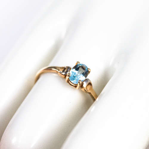 PRETTY BRIGHT SKY BLUE TOPAZ SOLITAIRE 9CT YELLOW GOLD RING WITH WHITE GOLD ACCENTS. 375