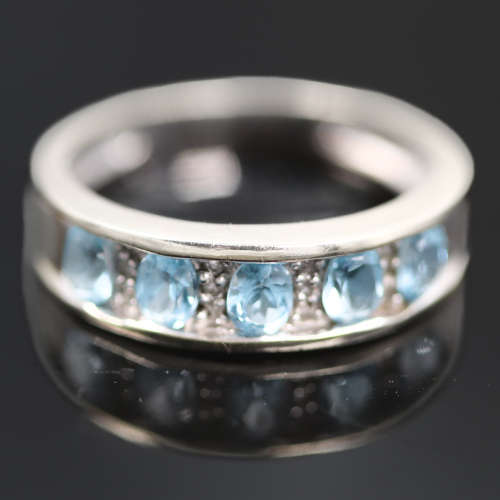 DIAMOND & SKY BLUE TOPAZ 9CT WHITE GOLD RING. 375. GLORIOUS COLOUR!