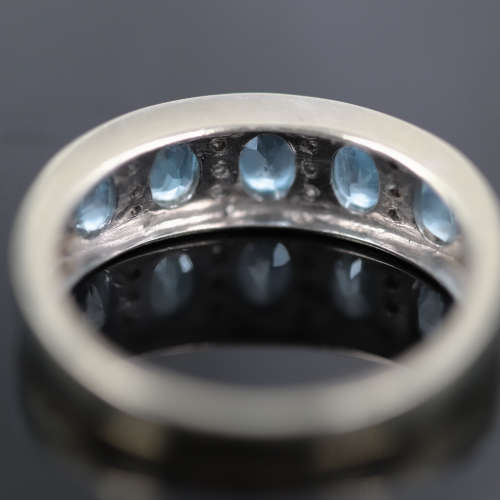 DIAMOND & SKY BLUE TOPAZ 9CT WHITE GOLD RING. 375. GLORIOUS COLOUR!