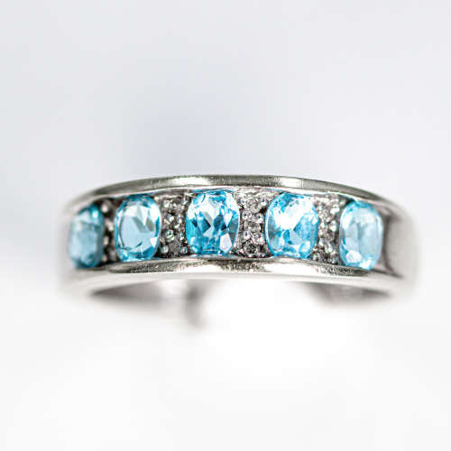 DIAMOND & SKY BLUE TOPAZ 9CT WHITE GOLD RING. 375. GLORIOUS COLOUR!