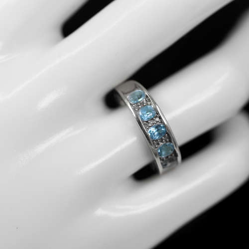 DIAMOND & SKY BLUE TOPAZ 9CT WHITE GOLD RING. 375. GLORIOUS COLOUR!