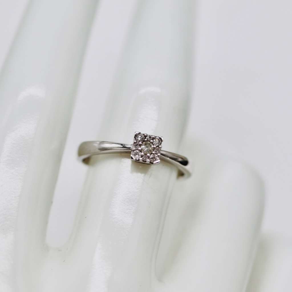 VINTAGE DIAMOND 9CT WHITE GOLD RING. MODERN DESIGN, 0.15CT TOTAL. WELL-HALLMARKED